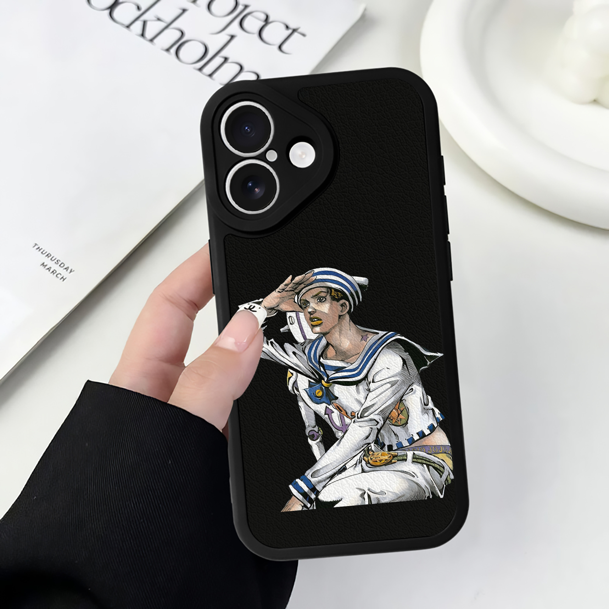 （画像用） ジョジョの奇妙な冒険 東方定助 JoJo's Bizarre Adventure Higashikata Josuke 【iPhone 16シリーズ対応】シリコンスマホケース（レザー調） 材質：シリコン
